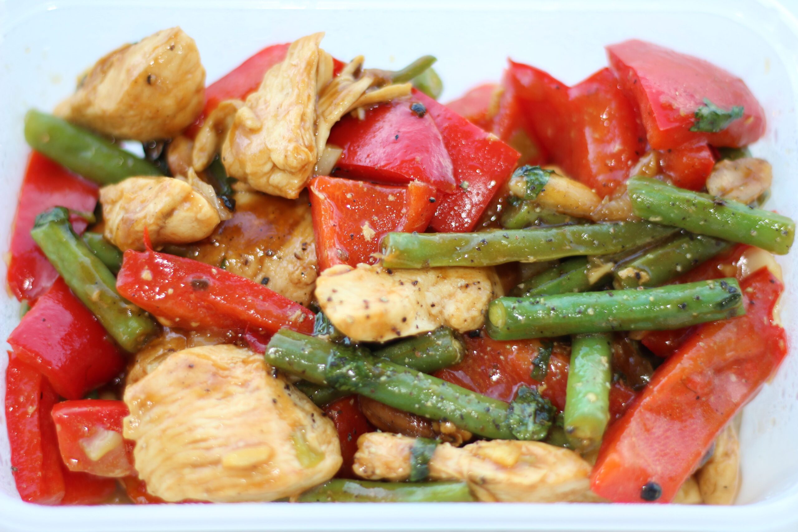 CHICKEN GREEN & RED STIR FRY